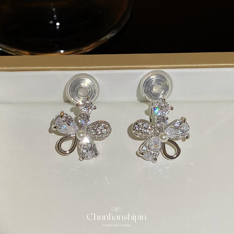 Micro-inlaid zircon gentle pattern pearl ear clips niche unique design high-end light luxury simple ear clips without ear piercings
Micro-inlaid zircon gentle pattern pearl ear clips niche unique design high-end light luxury simple ear clips without ear piercings