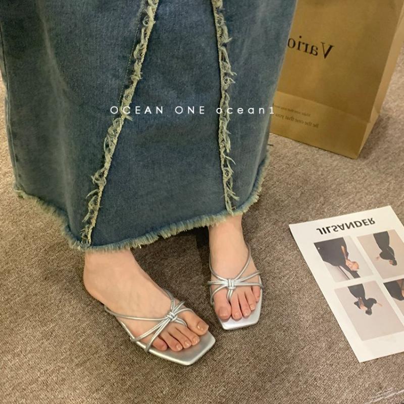 Solid Outside Low Heel Rubber Slippers for Women 2024 New Hot Sale Summer Ladies Shoes Square Heel Pu Women s Slippers
Solid Outside Low Heel Rubber Slippers for Women 2024 New Hot Sale Summer Ladies Shoes Square Heel Pu Women s Slippers