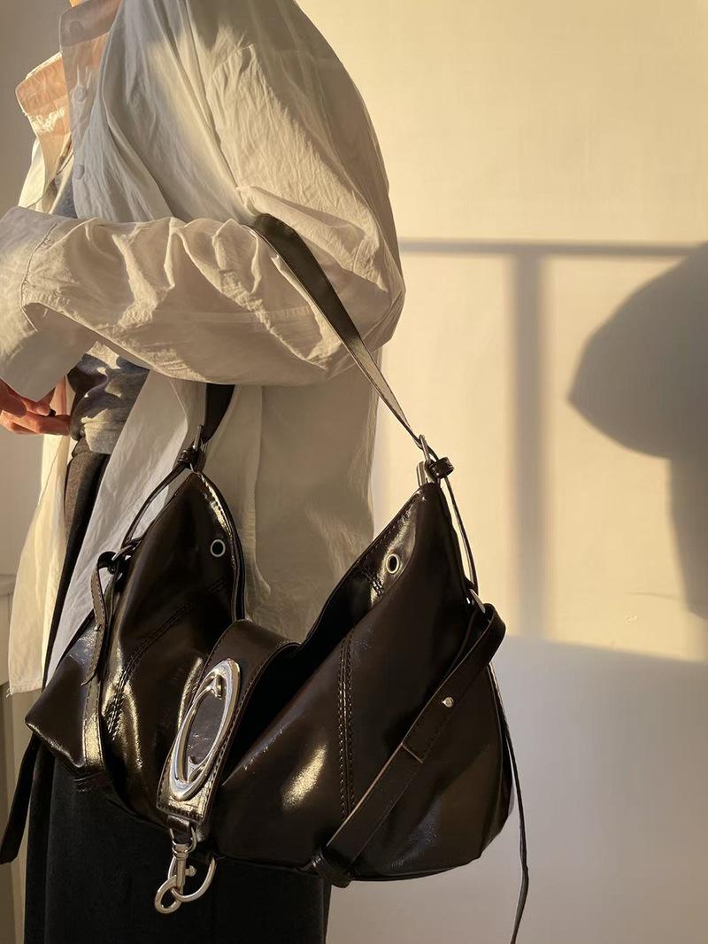 Fashionable Versatile Handbag Tote Bag with Large Capacity for Daily Commuting Crossbody Style Bag темно-коричневого кольору
Fashionable Versatile Handbag Tote Bag with Large Capacity for Daily Commuting Crossbody Style Bag темно-коричневого кольору