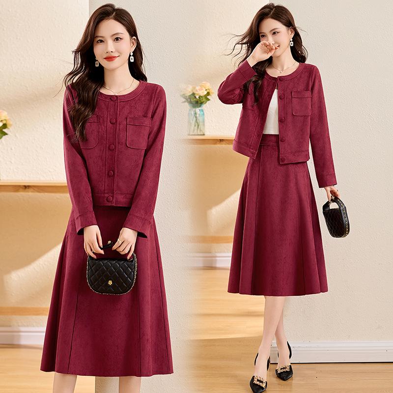 Модный комплект-двойка Весна 2025: Шикарный короткий жакет и юбка средней длины - SW1876 XXL (approx. 64-70 kg)
Модный комплект-двойка Весна 2025: Шикарный короткий жакет и юбка средней длины - SW1876 XXL (approx. 64-70 kg)