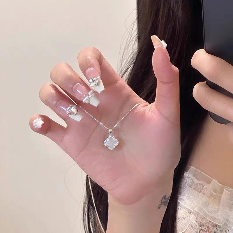 Elegant Four-Leaf Clover Pendant Necklace: Versatile, Stylish, Light Luxury Design for Women
Elegant Four-Leaf Clover Pendant Necklace: Versatile, Stylish, Light Luxury Design for Women