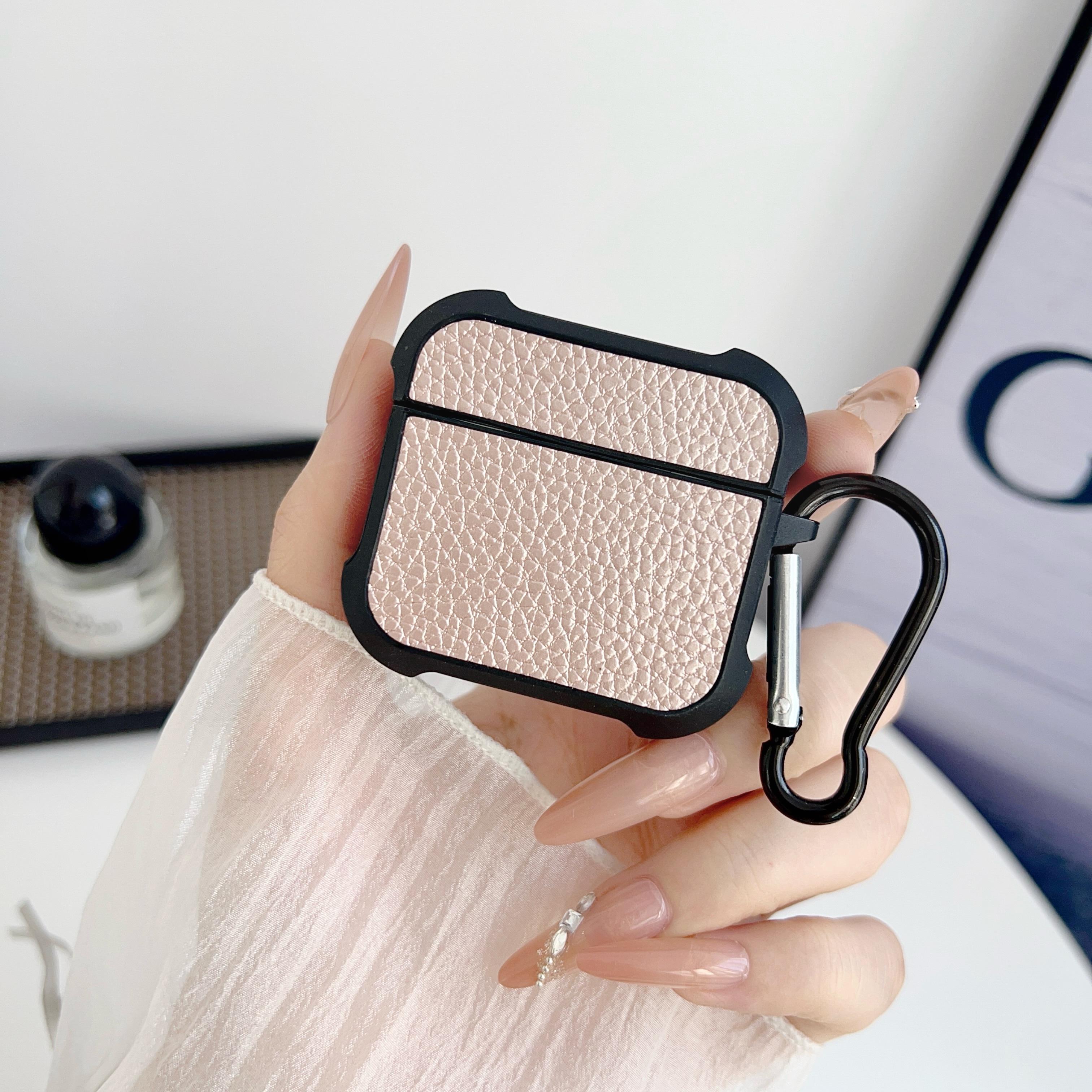 НОВЫЙ Чехол-защита для наушников Apple AirPods 4 3 2 Pro3 Pro2 с карабином против потери, из кожи личи, TPU, противоударный, надежный For airpods 2 розовый
НОВЫЙ Чехол-защита для наушников Apple AirPods 4 3 2 Pro3 Pro2 с карабином против потери, из кожи личи, TPU, противоударный, надежный For airpods 2 розовый