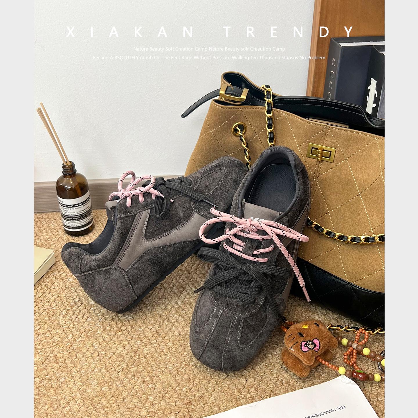 Lan cabinet, inner height increase of 6cm leather retro Forrest Gump sports shoes women s 2025 autumn and winter new casual German training shoes tide 40 темно-сірий
Lan cabinet, inner height increase of 6cm leather retro Forrest Gump sports shoes women s 2025 autumn and winter new casual German training shoes tide 40 темно-сірий