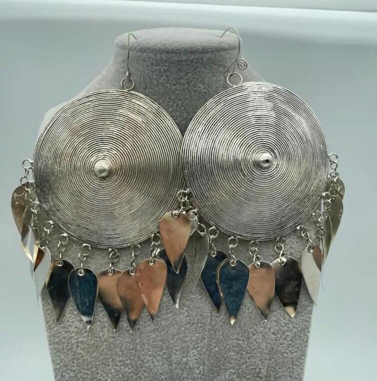 Индивидуальные серебряные серьги Мяо ручной работы Мяо, большие серьги с властными преувеличенными молочными ногтями
Индивидуальные серебряные серьги Мяо ручной работы Мяо, большие серьги с властными преувеличенными молочными ногтями