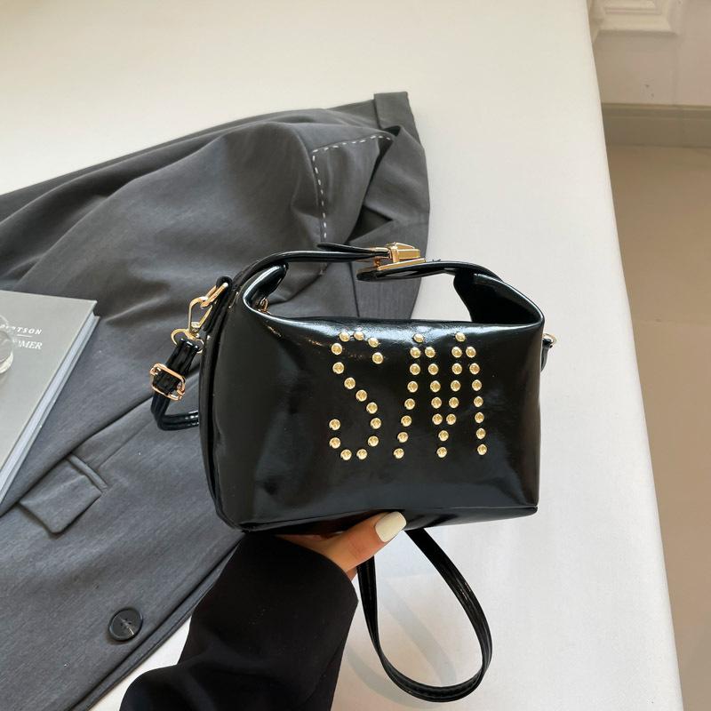 Повседневная ретро трендовая женская сумка с алфавитом, новая модная личность, красивая модная на плечо, сумка-мессенджер, сумка-тоут чёрный
Повседневная ретро трендовая женская сумка с алфавитом, новая модная личность, красивая модная на плечо, сумка-мессенджер, сумка-тоут чёрный