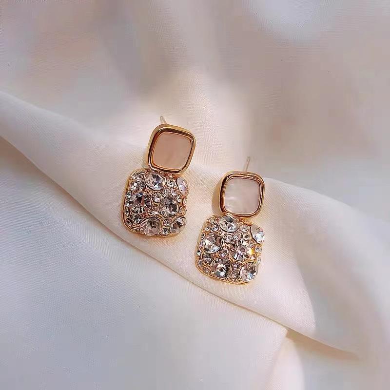 2026 Trendy Autumn-Winter Luxury Black Stud Earrings - Korean Style Versatile Drop for Women
2026 Trendy Autumn-Winter Luxury Black Stud Earrings - Korean Style Versatile Drop for Women