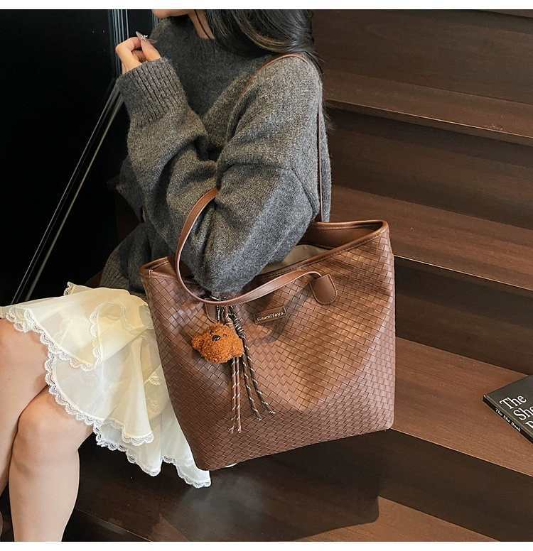 Large-capacity Retro Shoulder Bag Women s Simple Plaid Tote Commuting Underarm 40x12x30 single package темно-коричневого кольору
Large-capacity Retro Shoulder Bag Women s Simple Plaid Tote Commuting Underarm 40x12x30 single package темно-коричневого кольору