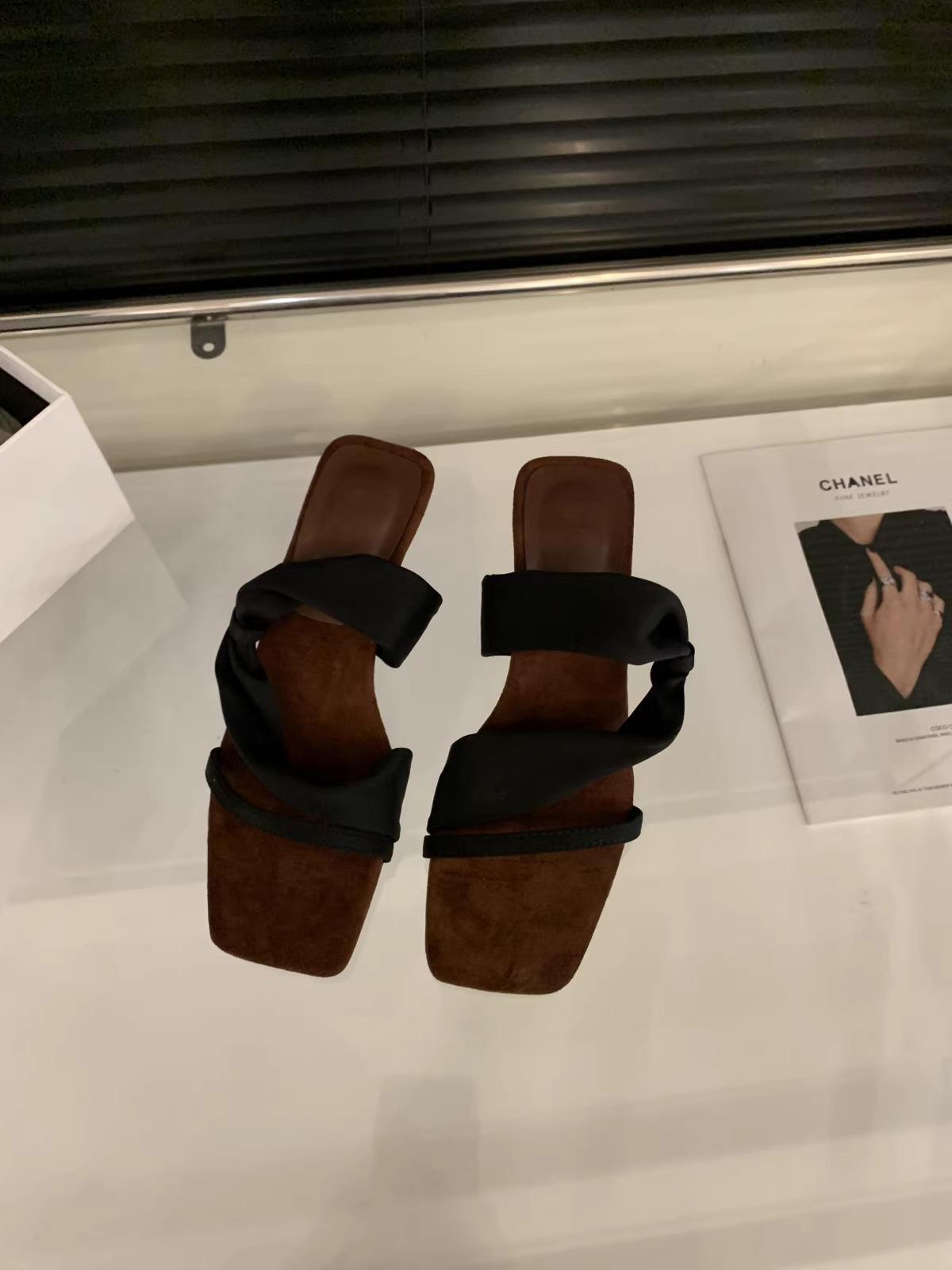 Красные шлепанцы на танкетке в французском стиле, обувь феи, носить 2025, новый летний темперамент с юбкой, сандалии 35
Красные шлепанцы на танкетке в французском стиле, обувь феи, носить 2025, новый летний темперамент с юбкой, сандалии 35