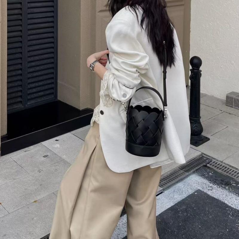 Fashionable Hollow Out Barrel Shape Women s Braided Bag High Texture Leather Tote Bucket Bag Versatile Drawstring Crossbody Bags чёрный
Fashionable Hollow Out Barrel Shape Women s Braided Bag High Texture Leather Tote Bucket Bag Versatile Drawstring Crossbody Bags чёрный