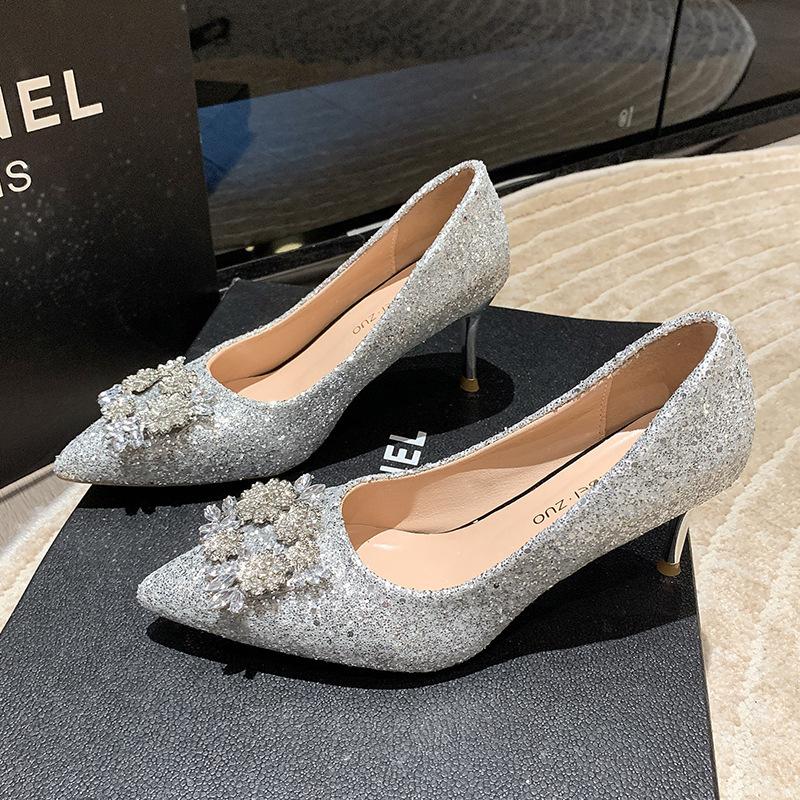 Rhinestone sequins shallow high heels women s 2025 summer new one-pedal women s shoes, thin heels are not tired, and single shoes are worn outside 34
Rhinestone sequins shallow high heels women s 2025 summer new one-pedal women s shoes, thin heels are not tired, and single shoes are worn outside 34