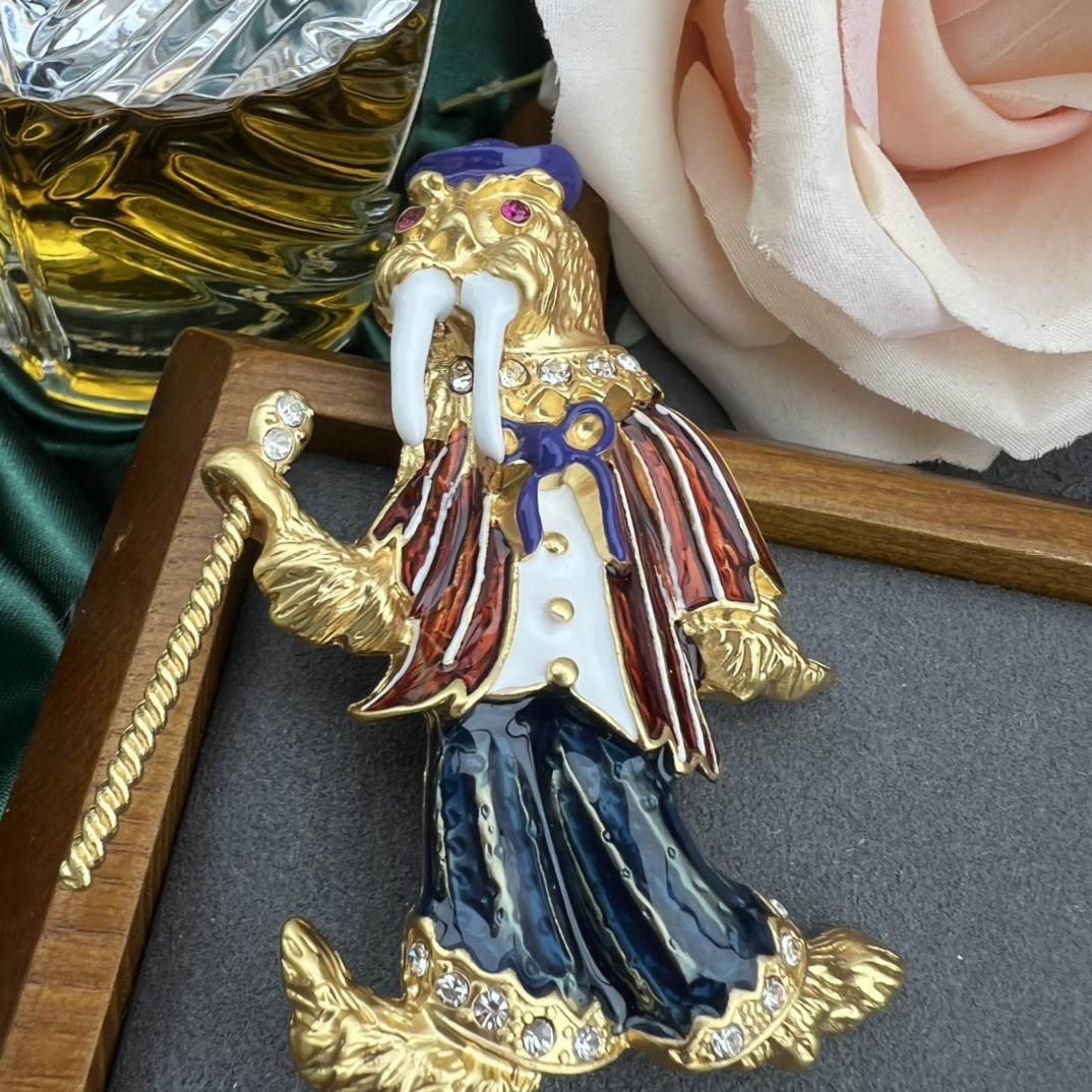 Новые Креативные Броши-Значки в виде Скипетра с Печатью Эмаль Средние Булавки для Женщин Леди Винтажные Дворцовые Изысканные Животные Значки Костюм Офисные Булавки
Новые Креативные Броши-Значки в виде Скипетра с Печатью Эмаль Средние Булавки для Женщин Леди Винтажные Дворцовые Изысканные Животные Значки Костюм Офисные Булавки