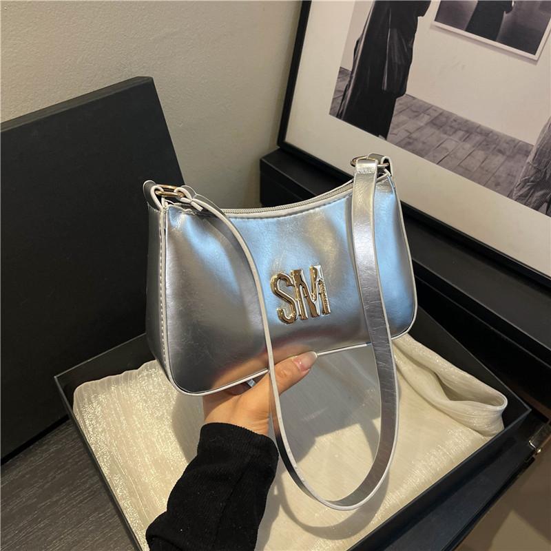 2025 summer new camera bag fashionable shoulder underarm bag women s simple fashionable letter small square bag срібний
2025 summer new camera bag fashionable shoulder underarm bag women s simple fashionable letter small square bag срібний