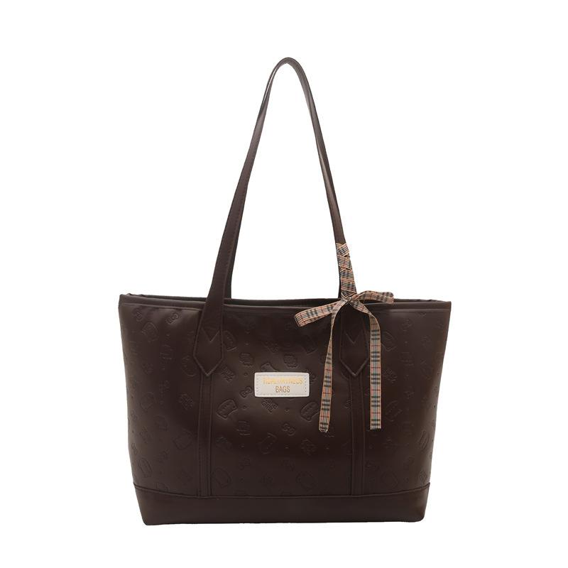 Retro embossed women s new models with silk scarves, solid color, fashionable and largecapacity college students in class, shoulder tote bag
Retro embossed women s new models with silk scarves, solid color, fashionable and largecapacity college students in class, shoulder tote bag