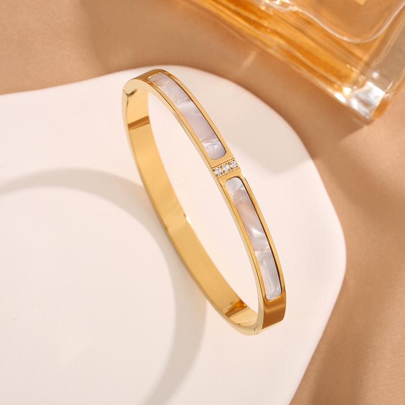 Three-Diamond White Mother-of-Pearl Rose Gold Bracelet - Stylish Titanium Steel Bangle for Women серебряный
Three-Diamond White Mother-of-Pearl Rose Gold Bracelet - Stylish Titanium Steel Bangle for Women серебряный