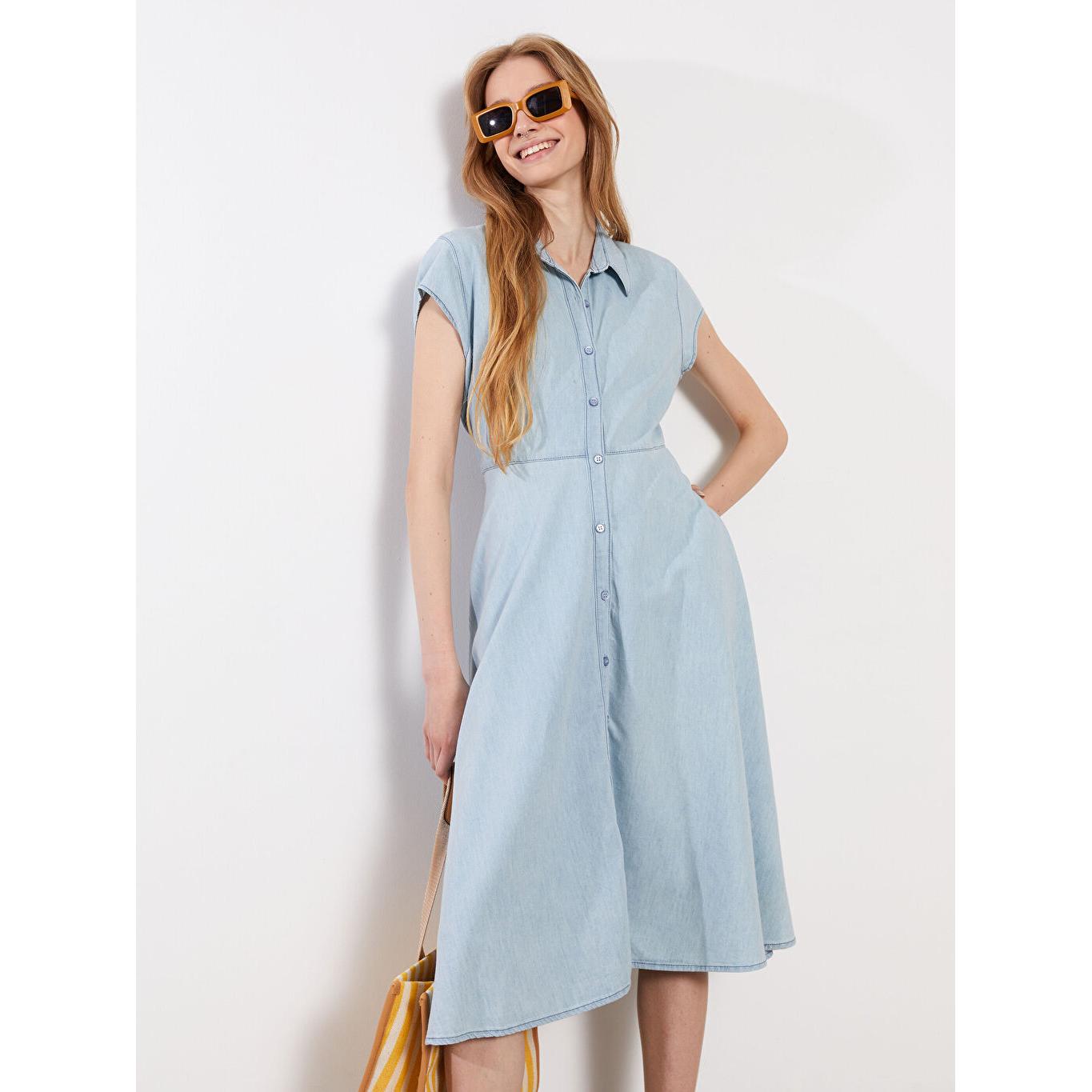 Женское джинсовое платье Rodeo с прямым воротником и короткими рукавами цвета индиго
Женское джинсовое платье Rodeo с прямым воротником и короткими рукавами цвета индиго