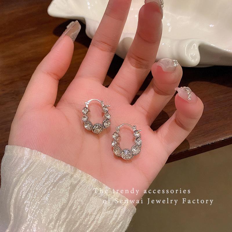 Retro flash diamond circle ear buckle women s light luxury temperament earrings autumn and winter earrings
Retro flash diamond circle ear buckle women s light luxury temperament earrings autumn and winter earrings