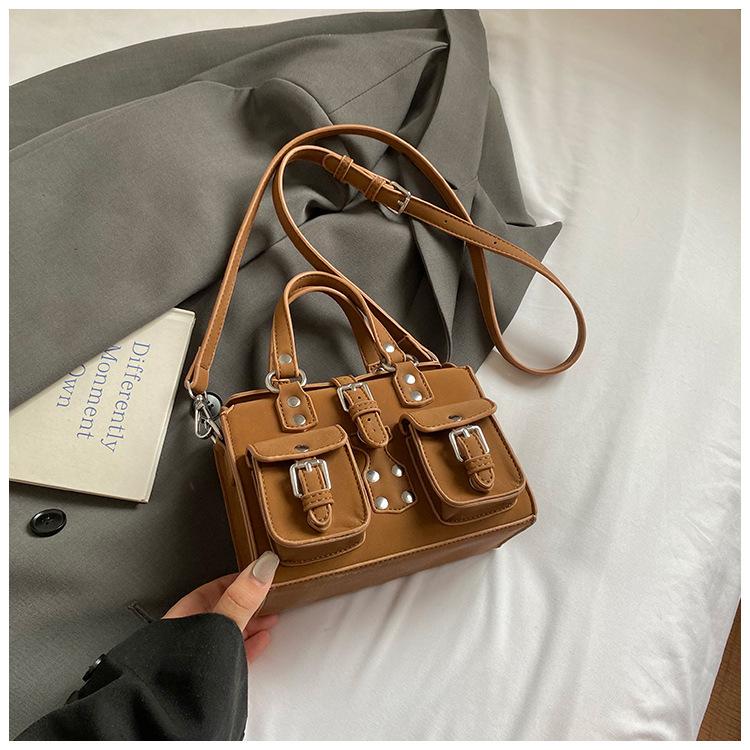 Niche locomotive style Spice Girl portable Boston bag women 2025 summer new high-value fashion shoulder handbag коричневый
Niche locomotive style Spice Girl portable Boston bag women 2025 summer new high-value fashion shoulder handbag коричневый