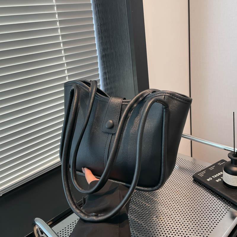 Versatile retro underarm bag women s bag 2025 new spring and summer fashion high-end shoulder bag коричневий
Versatile retro underarm bag women s bag 2025 new spring and summer fashion high-end shoulder bag коричневий