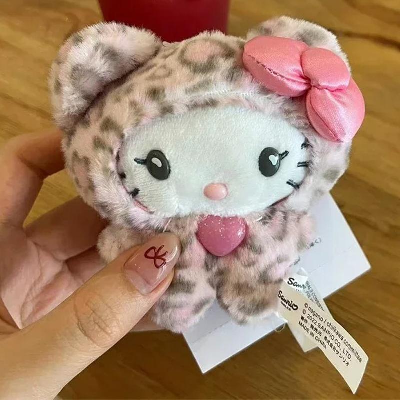 Серия «Медведь с леопардовым принтом» Брелок-подвеска Hello Kitty Мультяшный плюшевый медвежонок Китти Подвеска на брелок Украшения для сумки Подарок
Серия «Медведь с леопардовым принтом» Брелок-подвеска Hello Kitty Мультяшный плюшевый медвежонок Китти Подвеска на брелок Украшения для сумки Подарок