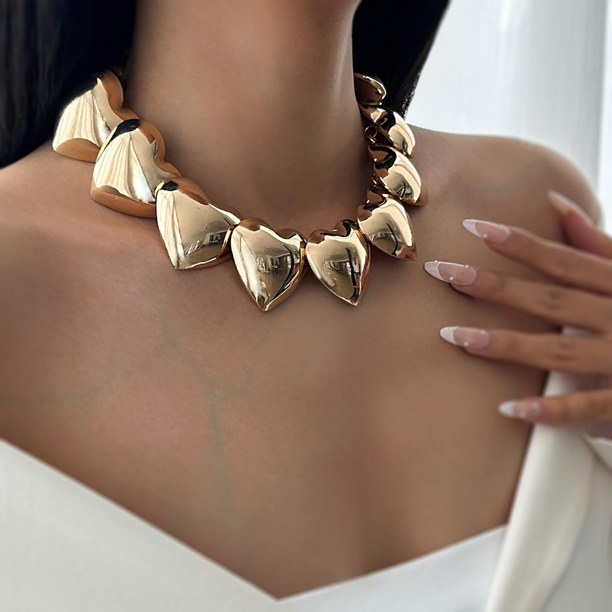 Sweet and glossy love-shaped clavicle collar, simple temperament short choker necklace necklace for women
Sweet and glossy love-shaped clavicle collar, simple temperament short choker necklace necklace for women