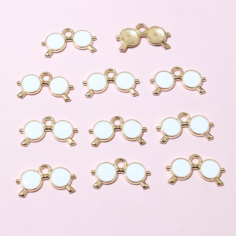 20pcs Funny Enamel Sunglasses Charms Pendant 10x18mm Alloy Metal DIY Jewelry Making Accessories for Earrings Bracelet Necklace білий
20pcs Funny Enamel Sunglasses Charms Pendant 10x18mm Alloy Metal DIY Jewelry Making Accessories for Earrings Bracelet Necklace білий