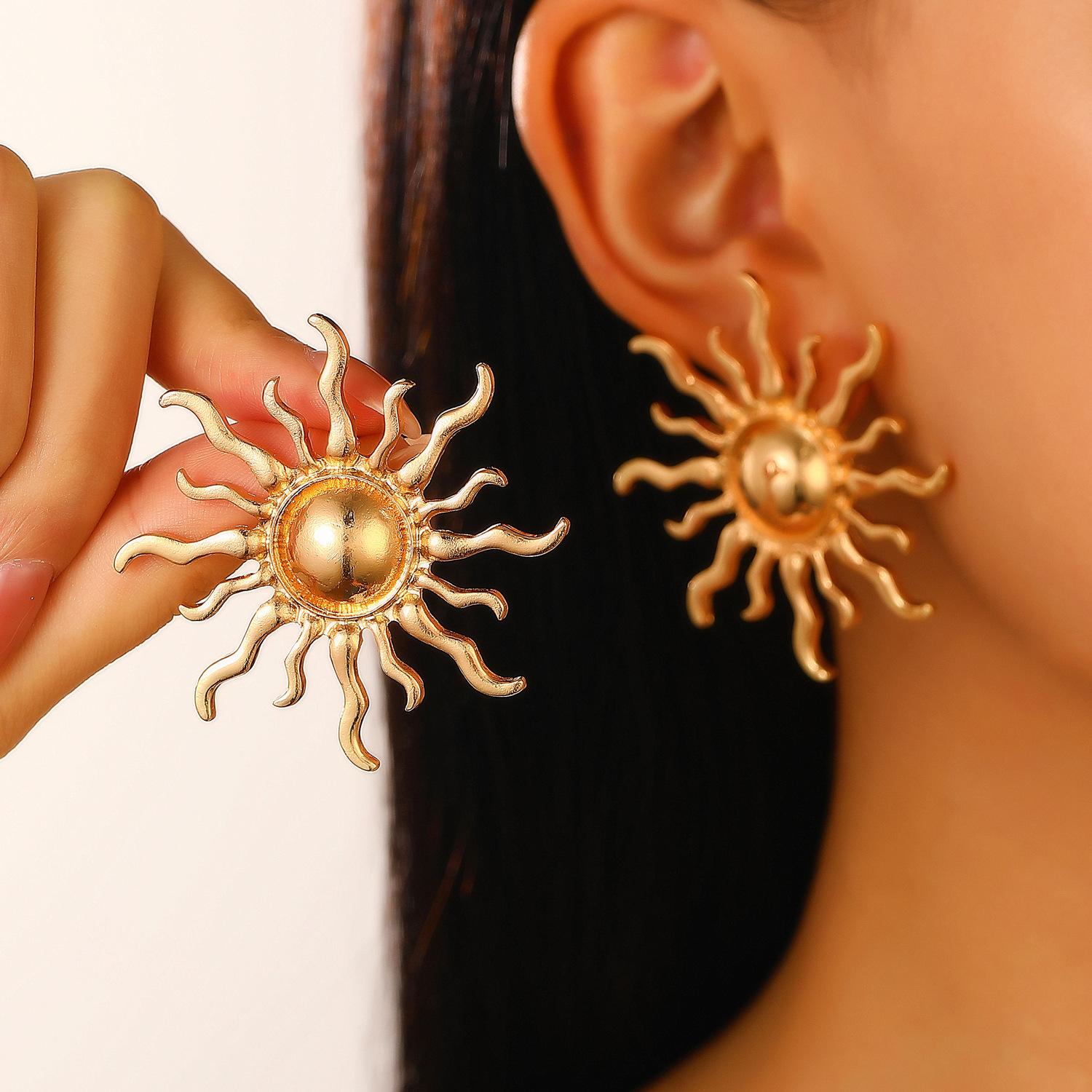 High Quality Zinc Alloy Sun Shape Pierced Stud Earrings for Women Retro Style Gold copper Color Zircon Personality Big Earring
High Quality Zinc Alloy Sun Shape Pierced Stud Earrings for Women Retro Style Gold copper Color Zircon Personality Big Earring