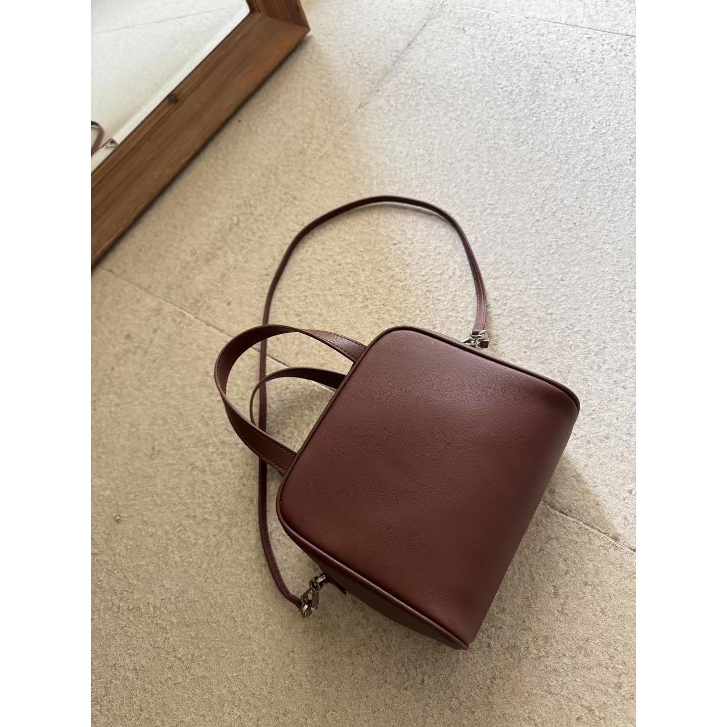 New Roy tofu bag first layer cowhide minimalist high-end small square bag ins blogger with the same leather oblique span bag 18*10*16 blank бордовий
New Roy tofu bag first layer cowhide minimalist high-end small square bag ins blogger with the same leather oblique span bag 18*10*16 blank бордовий