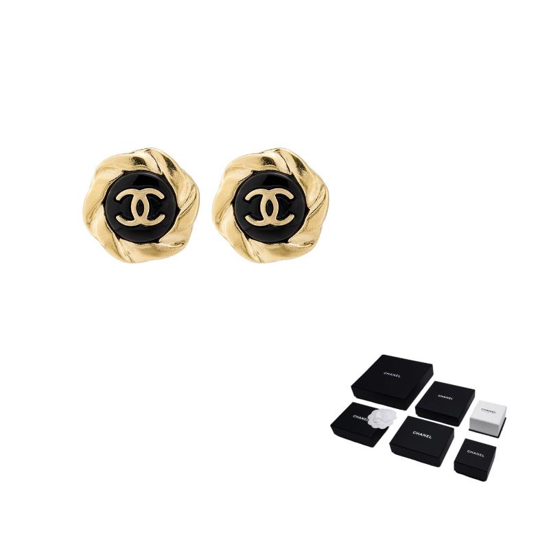 CHANEL Classic Logo Double C Metal Stud Earrings Women s Gold золотий
CHANEL Classic Logo Double C Metal Stud Earrings Women s Gold золотий