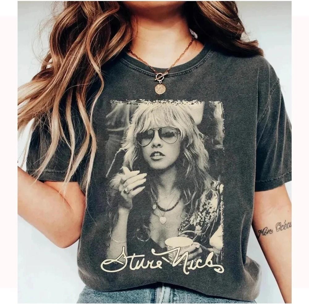 Stevie Nicks Vintage Black And White Photo Graphic Rock T shirt L
Stevie Nicks Vintage Black And White Photo Graphic Rock T shirt L