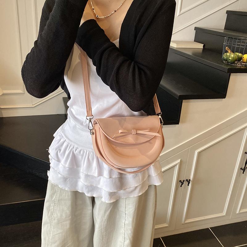 Solid color bow messenger bag 2025 new female sweet wind saddle bag temperament simple mobile phone bag 20*7*15 синій
Solid color bow messenger bag 2025 new female sweet wind saddle bag temperament simple mobile phone bag 20*7*15 синій
