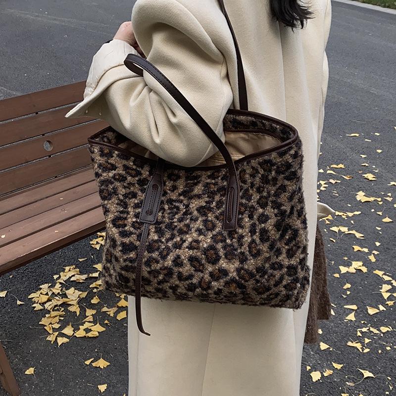 Модная осенне-зимняя замшевая сумка-ведро высокого класса в корейском стиле, новая, ретро, большой вместимости, однотонная сумка через плечо 47*14*30
Модная осенне-зимняя замшевая сумка-ведро высокого класса в корейском стиле, новая, ретро, большой вместимости, однотонная сумка через плечо 47*14*30