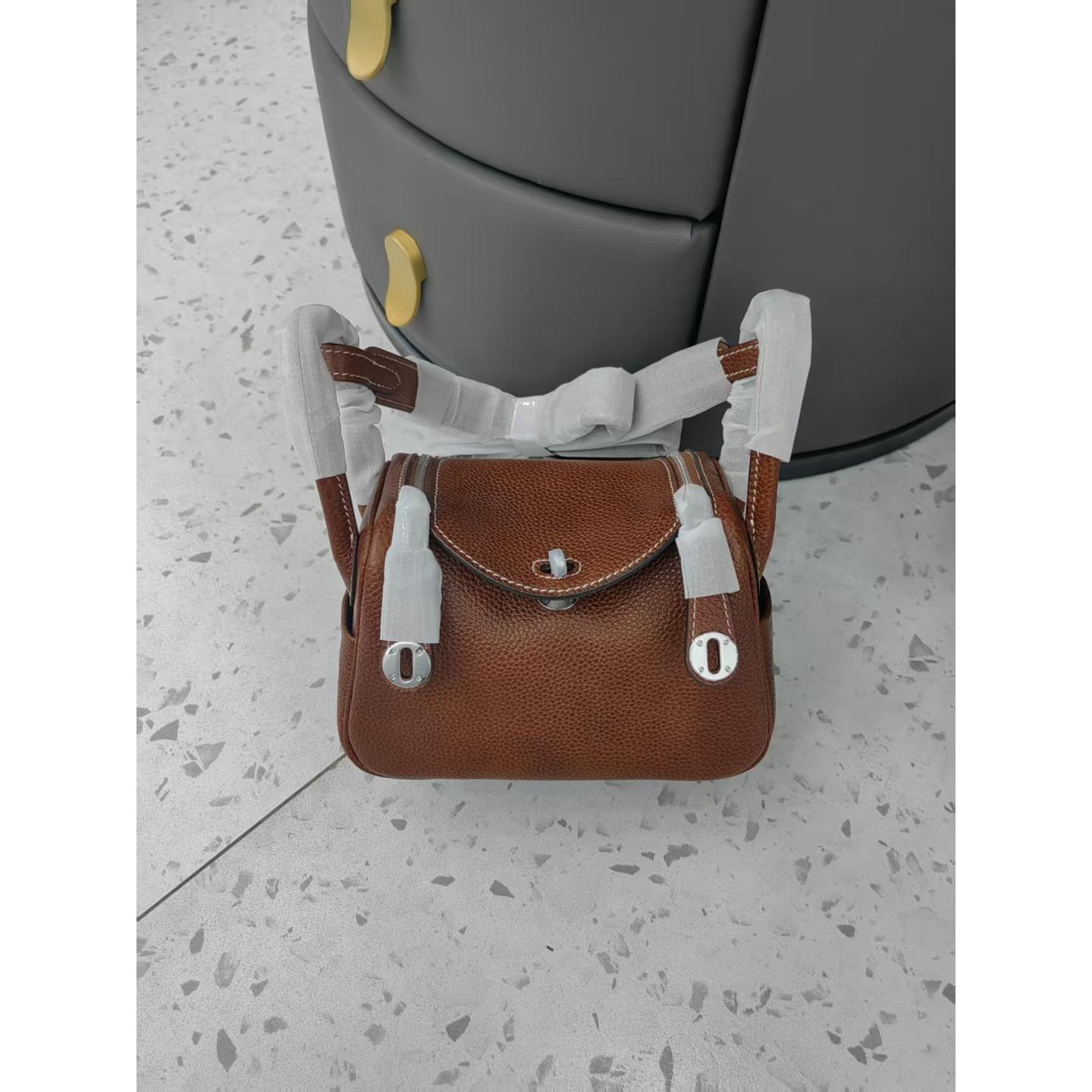 Fubao first-layer cowhide LD genuine leather women s bag 2025 European and American new retro bucket bag fashionable portable women s bag 19cm
Fubao first-layer cowhide LD genuine leather women s bag 2025 European and American new retro bucket bag fashionable portable women s bag 19cm