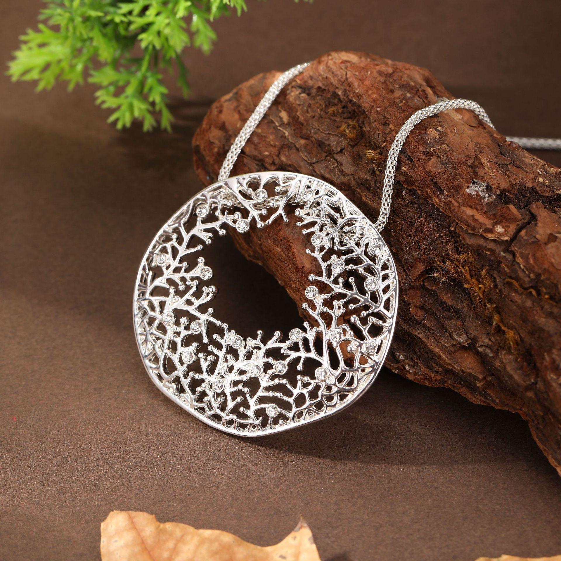 Новая круглая полая неправильной формы коралловая подвеска женское высокое чувство инкрустированное бриллиантами геометрическое коралловое ожерелье
Новая круглая полая неправильной формы коралловая подвеска женское высокое чувство инкрустированное бриллиантами геометрическое коралловое ожерелье