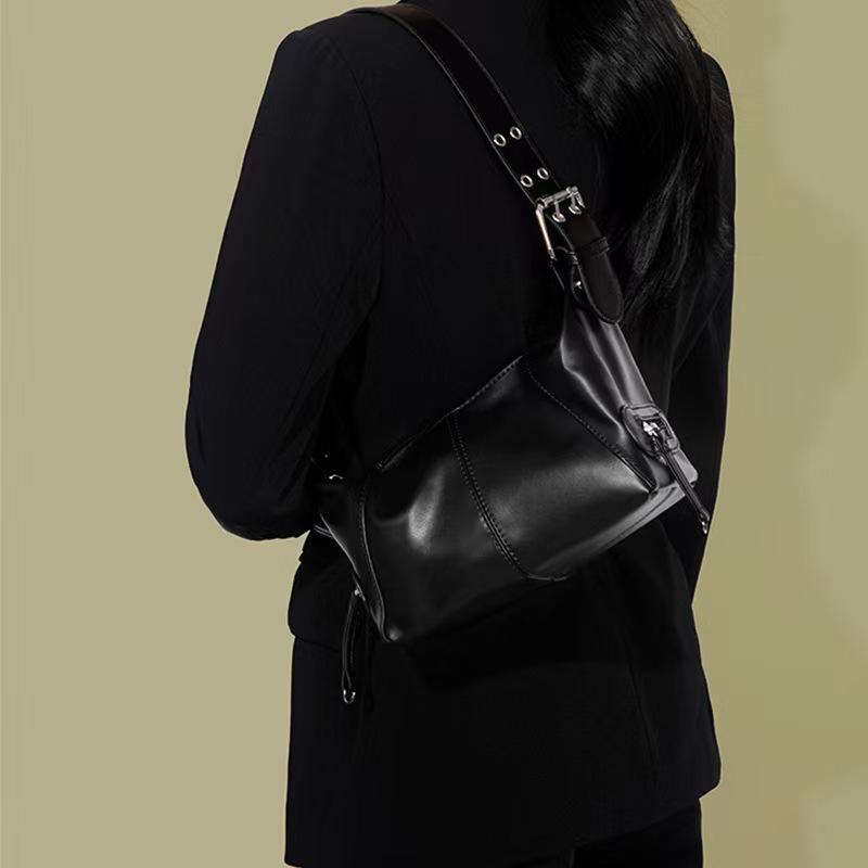 Ladies black and white underarm bag fashionable retro locomotive bag leather large capacity solid color shoulder handbag 21*11*14cm чёрный
Ladies black and white underarm bag fashionable retro locomotive bag leather large capacity solid color shoulder handbag 21*11*14cm чёрный