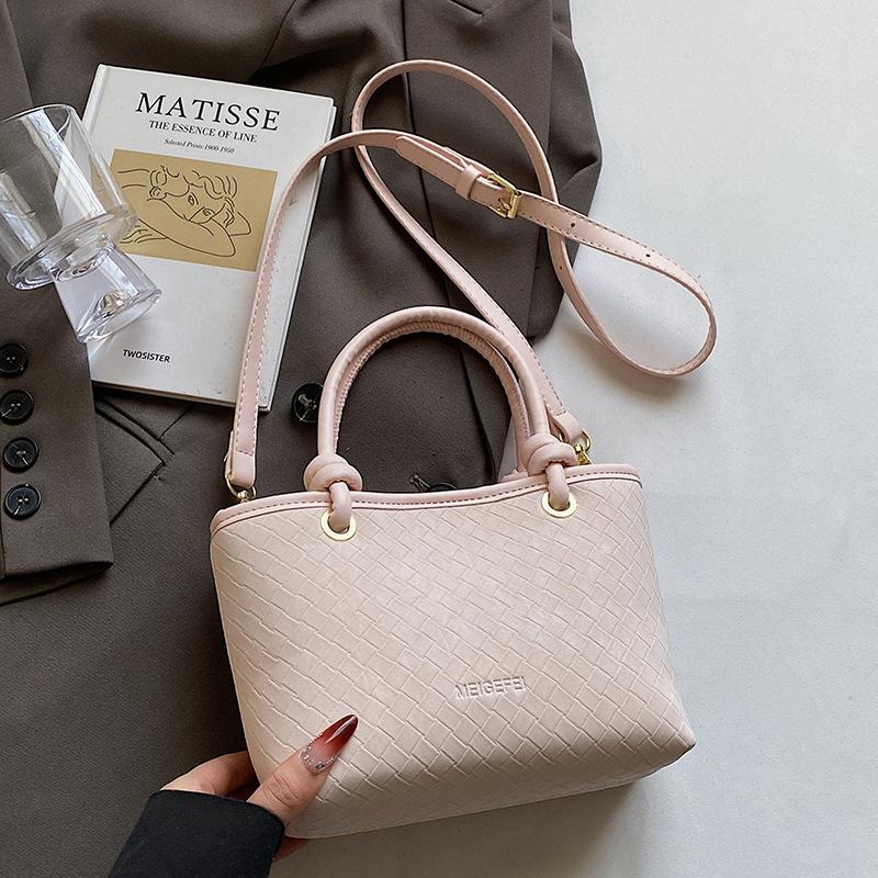 Модная супер огненная нишевая популярная простая универсальная сумка-ведро для ношения в руке, женская сумка для поездок на работу, универсальная повседневная сумка-мессенджер