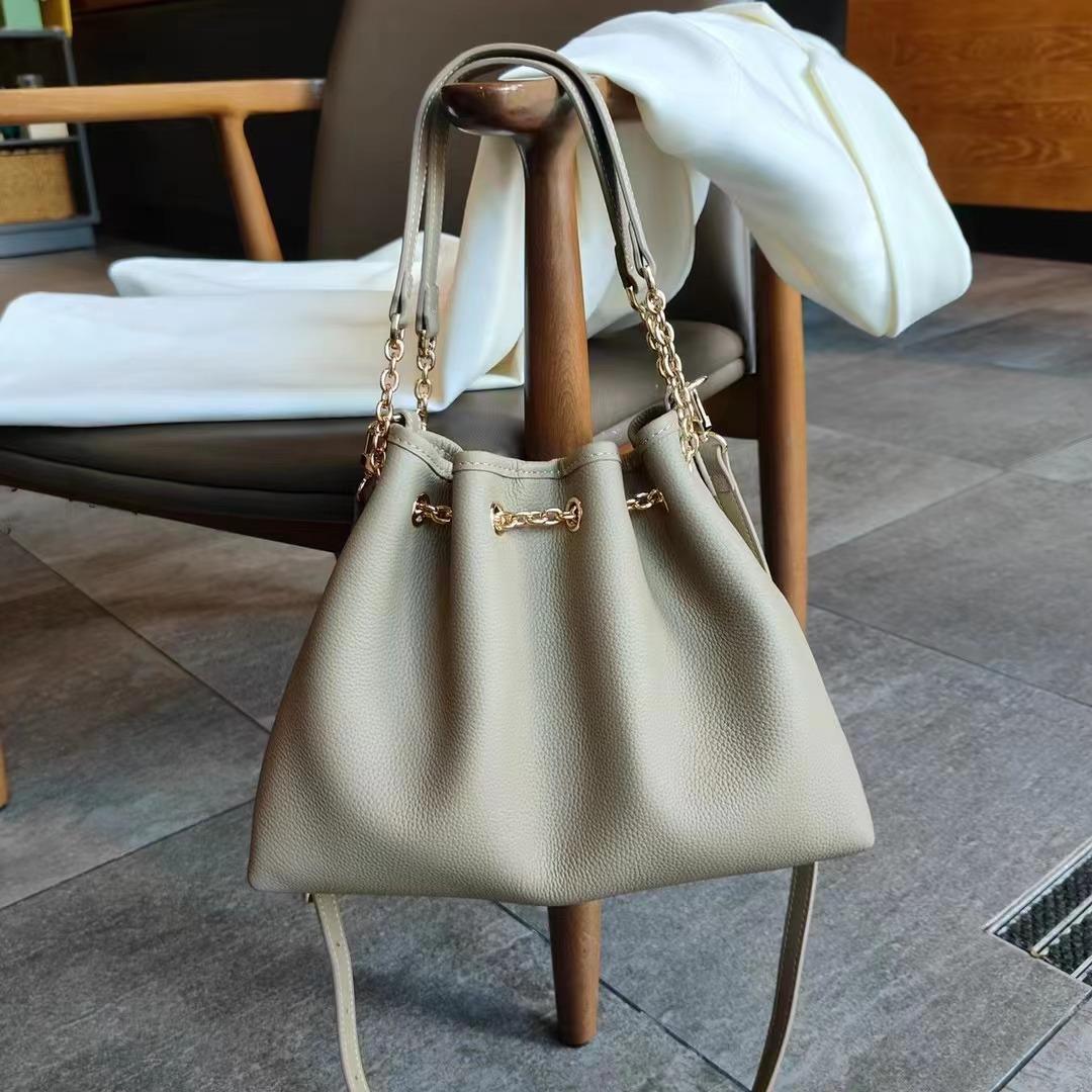Cross Border Genuine Leather Women s Bag Shoulder Bag 2026 New Tote Bag Women s Large Capacity High-end Soft Leather Bucket Bag Trend 29x11x22cm сірий
Cross Border Genuine Leather Women s Bag Shoulder Bag 2026 New Tote Bag Women s Large Capacity High-end Soft Leather Bucket Bag Trend 29x11x22cm сірий