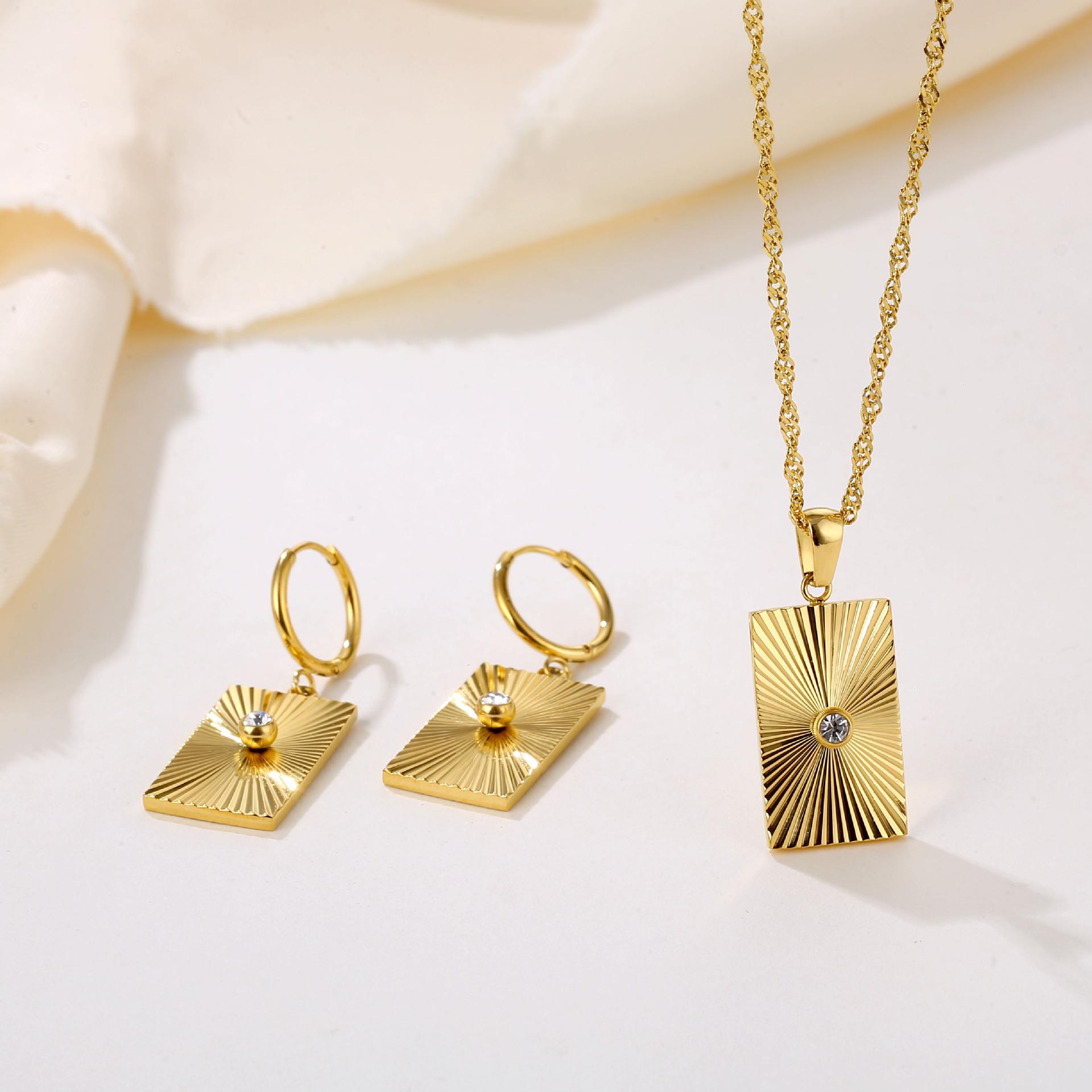 Elegant Square Filigree Jewelry Set: Trendy Water Wave Chain Necklace & Hoop Earrings 100% Titanium Steel
Elegant Square Filigree Jewelry Set: Trendy Water Wave Chain Necklace & Hoop Earrings 100% Titanium Steel
