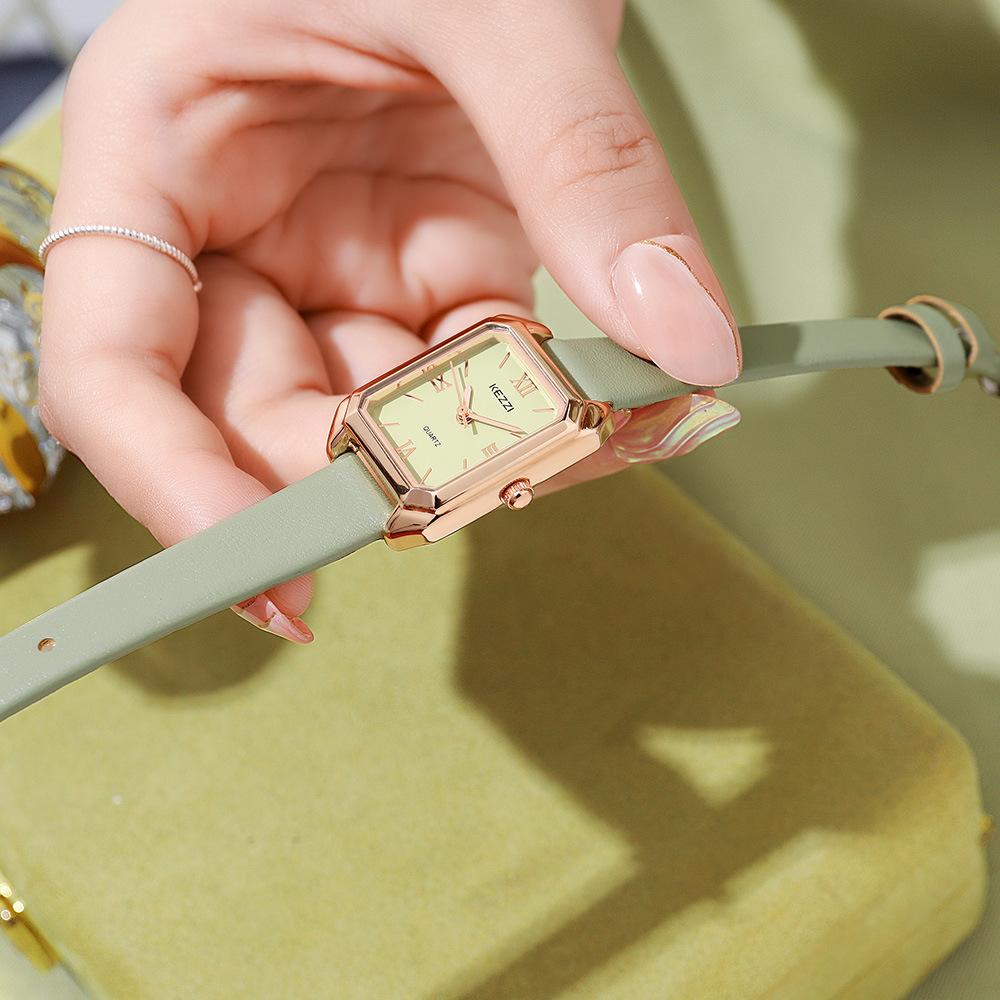 Новые ретро маленькие квадратные часы Niche Fashion Belt женские часы с римскими цифрами кварцевые часы
Новые ретро маленькие квадратные часы Niche Fashion Belt женские часы с римскими цифрами кварцевые часы