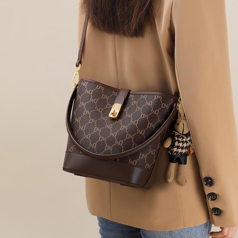 2025 Autumn Winter New Women s Handbag Crossbody Bag High-end Feel Handheld Shoulder Commuter Women s Bag Coffee Color
2025 Autumn Winter New Women s Handbag Crossbody Bag High-end Feel Handheld Shoulder Commuter Women s Bag Coffee Color