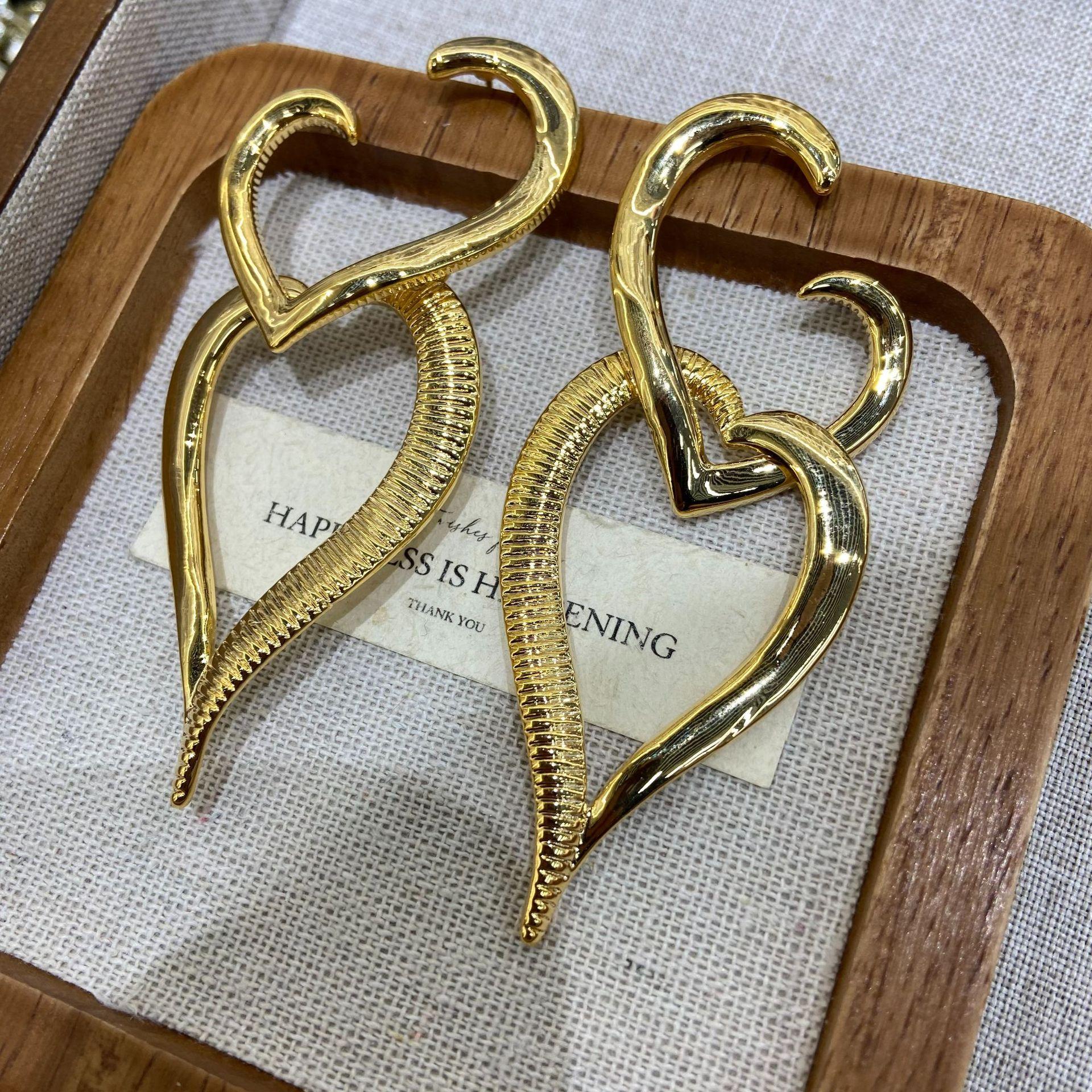 Wind Two-Color Love Earrings, Personalized Hollow Design, Peach Heart-Shaped Two-Color Metal Ears
Wind Two-Color Love Earrings, Personalized Hollow Design, Peach Heart-Shaped Two-Color Metal Ears