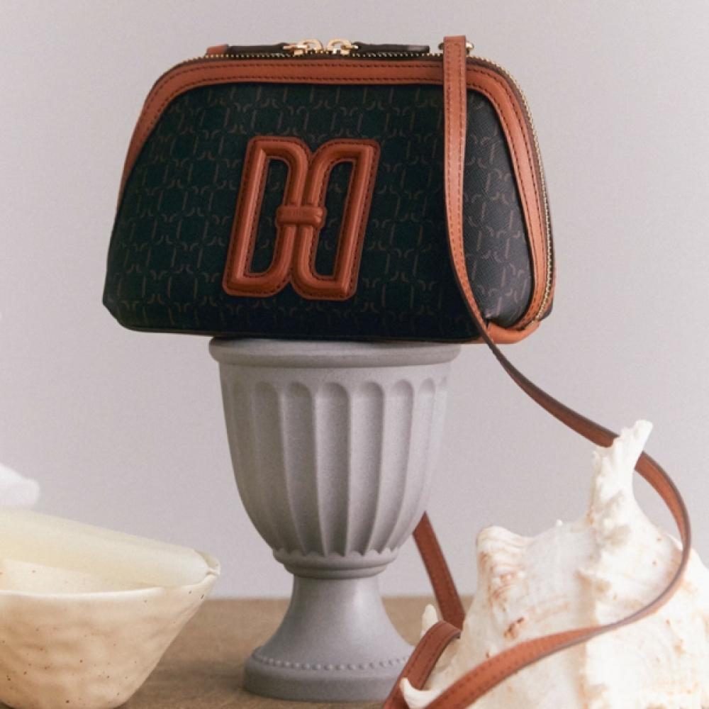 Daks Brown Dd Logo Leather Mini Crossbody Bag Dcwa6f714w2 Single option
Daks Brown Dd Logo Leather Mini Crossbody Bag Dcwa6f714w2 Single option