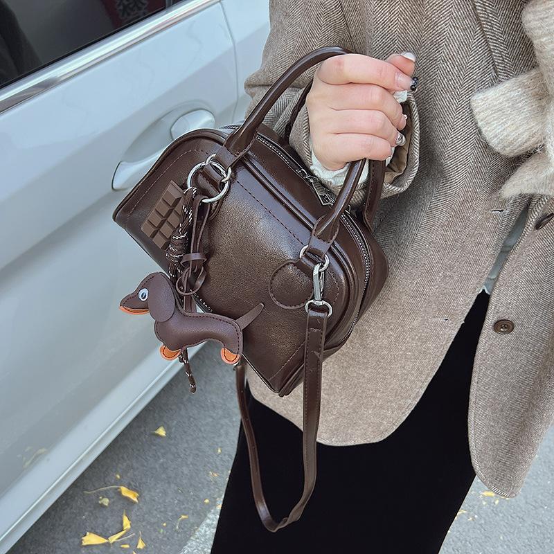 Autumn and winter new shell handbag solid color niche design messenger bag daily going shoulder bag simple commuter bag single package + pendant
Autumn and winter new shell handbag solid color niche design messenger bag daily going shoulder bag simple commuter bag single package + pendant