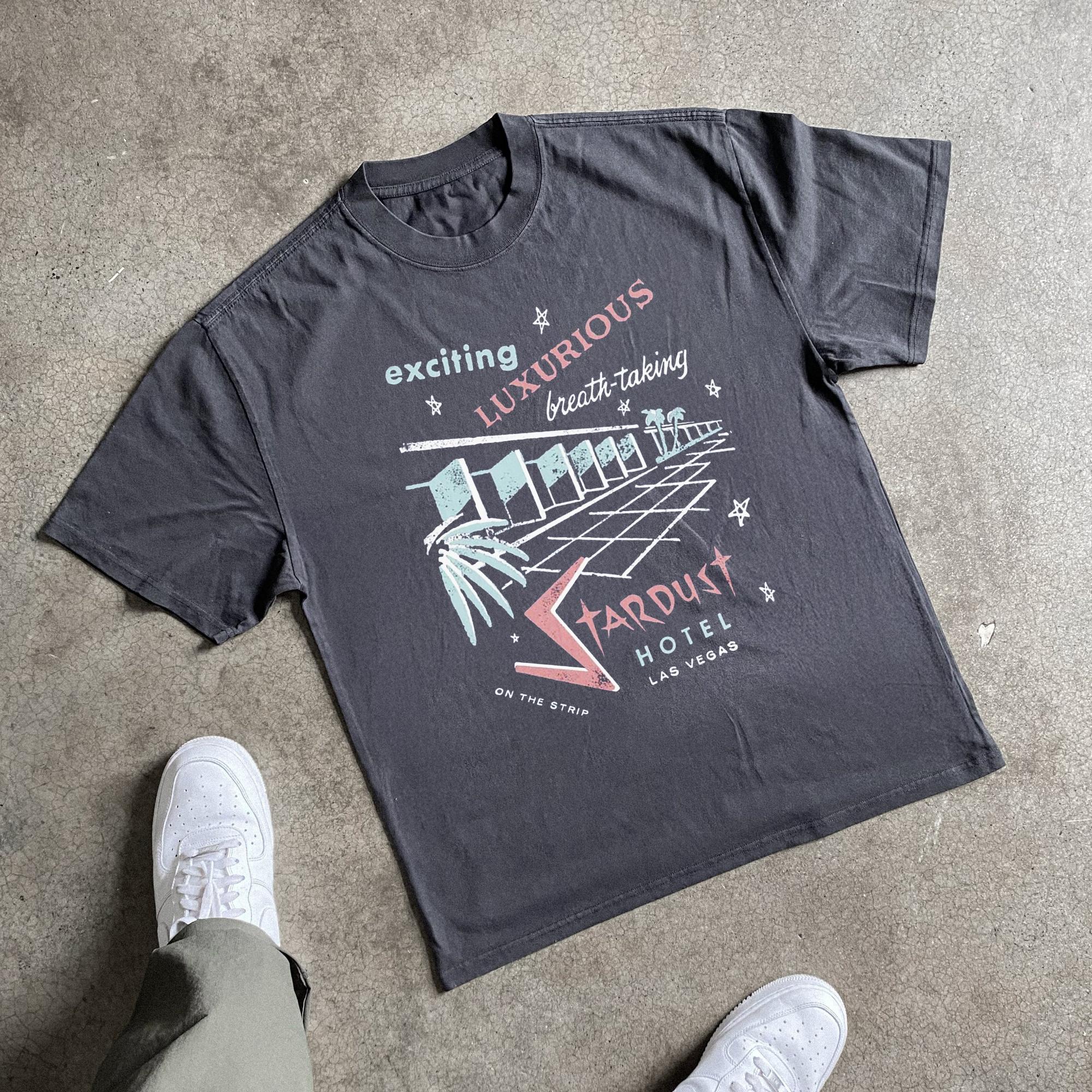 Vintage Stardust Hotel T-Shirt Men Women Retro Las Vegas Print Cotton Short Sleeve Casual Streetwear Top 5XL різнокольоровий
Vintage Stardust Hotel T-Shirt Men Women Retro Las Vegas Print Cotton Short Sleeve Casual Streetwear Top 5XL різнокольоровий