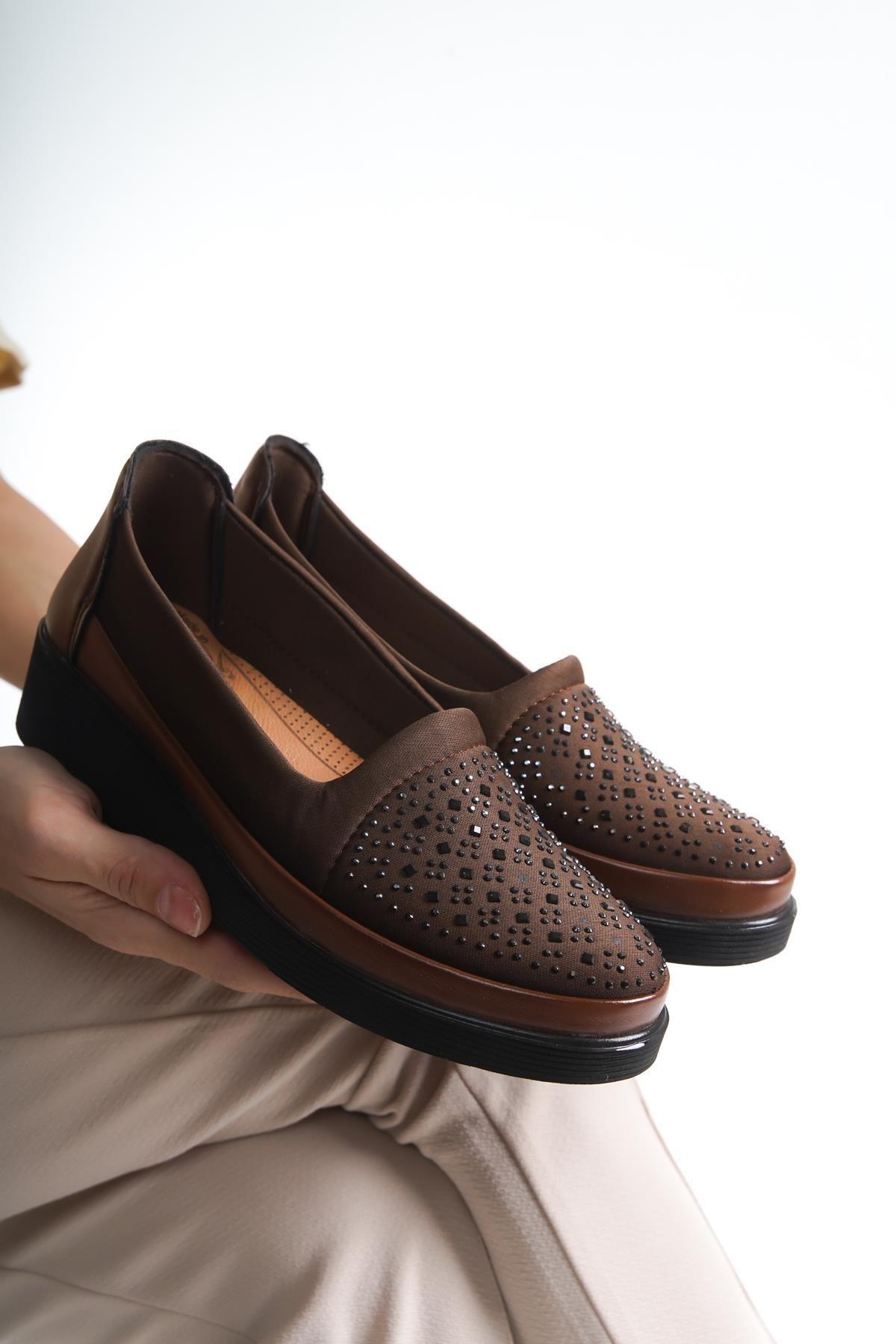 Женские модные повседневные туфли на ортопедическом каблуке со шнуровкой и шипами на плоской подошве светло-коричневого цвета 36
Женские модные повседневные туфли на ортопедическом каблуке со шнуровкой и шипами на плоской подошве светло-коричневого цвета 36