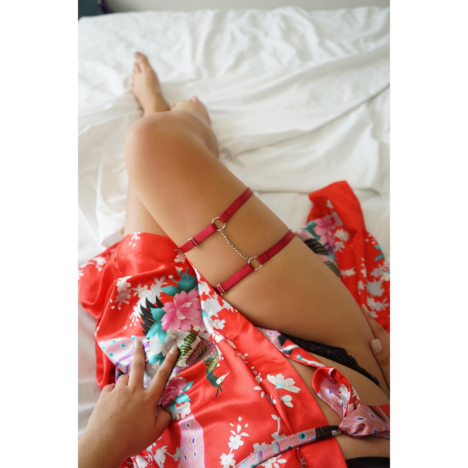 Женское бордовое красное кольцо с двойным ремешком на ногу и цепочкой с подробной регулируемой подвязкой 
Женское бордовое красное кольцо с двойным ремешком на ногу и цепочкой с подробной регулируемой подвязкой