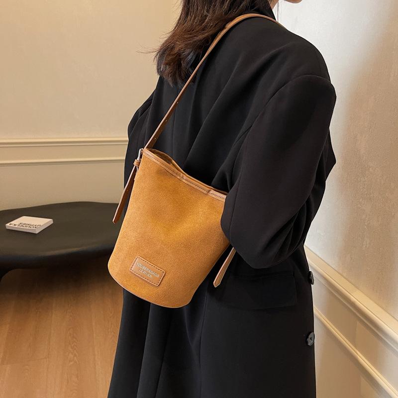 Foreign single leopard print bag women s 2025 new popular super fire shoulder underarm bag niche casual messenger bucket bag 20*14*20 чёрный
Foreign single leopard print bag women s 2025 new popular super fire shoulder underarm bag niche casual messenger bucket bag 20*14*20 чёрный