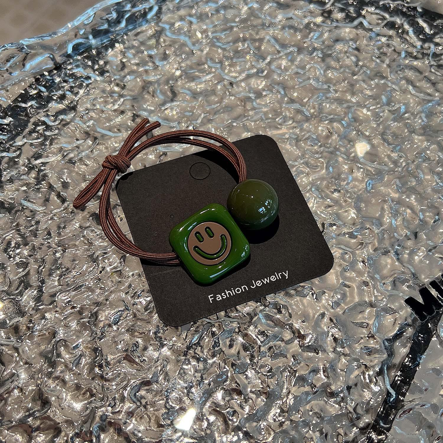 Двухрядный ободок для волос в стиле ретро с зеленым жемчугом и рисунком в виде собаки и любви
Двухрядный ободок для волос в стиле ретро с зеленым жемчугом и рисунком в виде собаки и любви