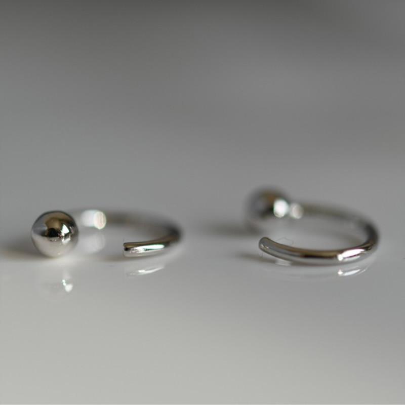 Elegant and Minimalist Small Hoop Earrings 1 pair
Elegant and Minimalist Small Hoop Earrings 1 pair