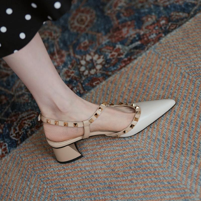Baotou sandals women s medium heel pointed head rear empty thick heel summer rivet high heels 34 бордовий
Baotou sandals women s medium heel pointed head rear empty thick heel summer rivet high heels 34 бордовий