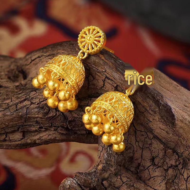 Bohemian Gold Tassel Stud Earrings: Ethnic Style Filigree with Imitation Three Golds – High-End Ear Accessories.
Bohemian Gold Tassel Stud Earrings: Ethnic Style Filigree with Imitation Three Golds – High-End Ear Accessories.